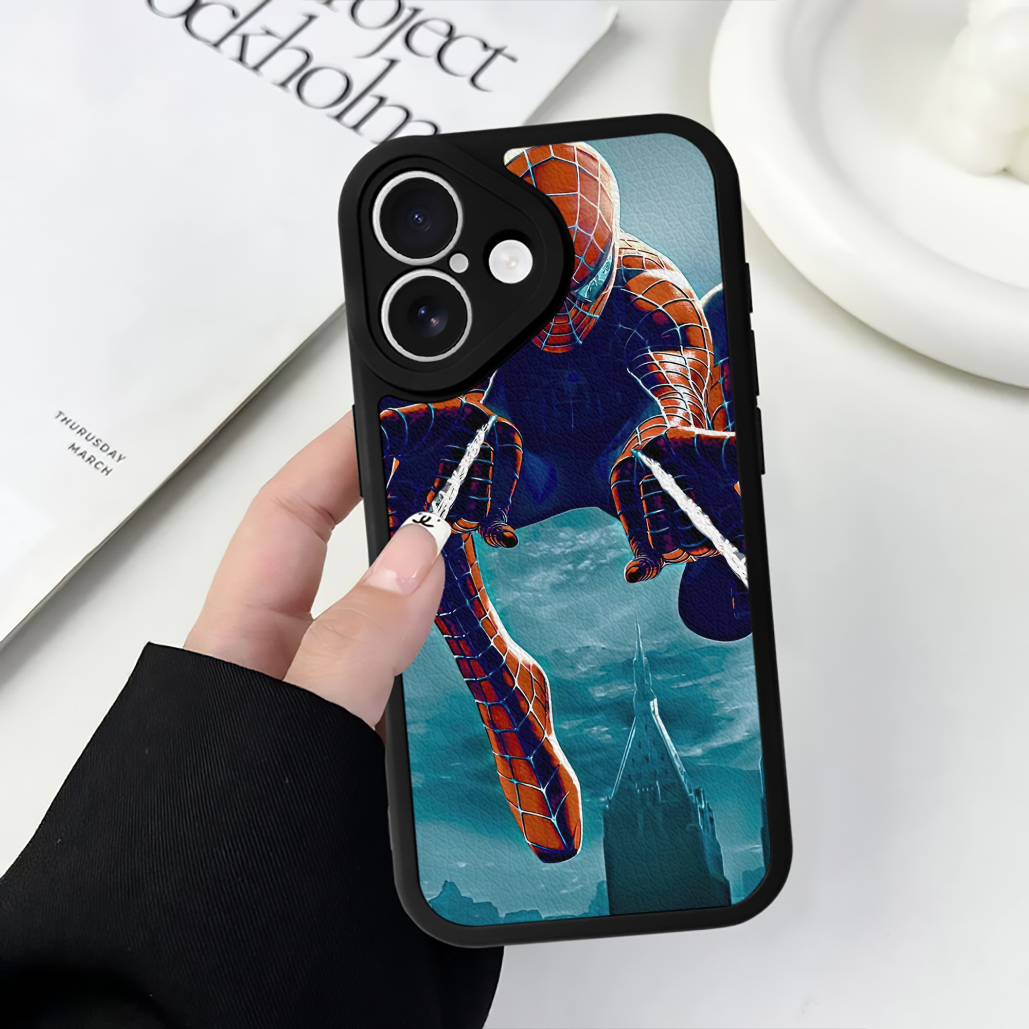 Spider Man スパイダーマン 【iPhone 16シリーズ対応】シリコンスマホケース（レザー調） 材質：シリコン